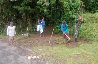 Dukung Pembangunan Infrastruktur Desa Cau Belayu Babinsa Gotong Royong Bangun Jalan