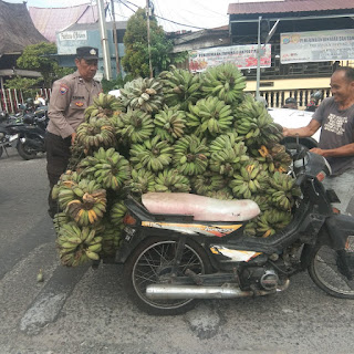 Antisipasi Macet, Bhabinkamtibmas Bantan Bantu Warga Angkat Buah Pisang&nbsp;Jatuh