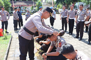Pimpin Upacara Kenaikan Pangkat 30 Personil, Ini Pesan Kapolres&nbsp;Jembrana