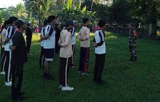 Songsong HUT RI Ke-79 Personel Koramil 07/Baturiti Latih&nbsp;Paskibraka