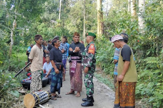 Jalin Kedekatan Dengan Masyarakat, Babinsa Koramil 08/Penebel Laksanakan Kegiatan&nbsp;Komsos