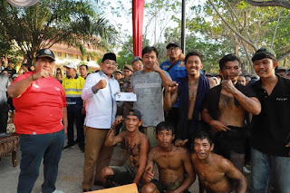 Meriahkan Hari Jadi Tanjab Barat Ke-59 Bupati Anwar Sadat Buka Lomba Panjat&nbsp;Pinang