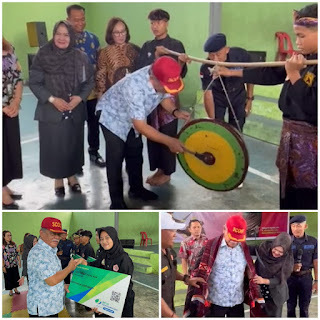 Bapak HM. Ali Yusuf Siregar Bakal Calon Bupati DeliSerdang, Menyumbang Hadiah Bentuk Apresiasi Para Peserta Pencak Silat Ditandai Dengan Pukul&nbsp;Gong.