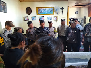 Kapolsek Saribu Dolok Melayat ke Rumah Duka Pangulu Nagori Ujung Mariah yang Meninggal Akibat Kecelakaan&nbsp;Tunggal