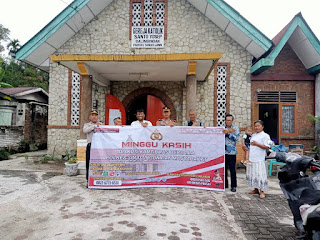 Kapolsek Tanah Jawa Gelar Minggu Kasih di Gereja Santo Yosep Balimbing, Berikan Bantuan Sembako dan Pesan&nbsp;Kamtibmas