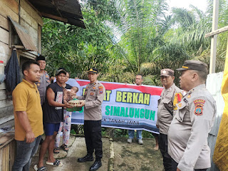 Polsek Tanah Jawa Gelar Jumat Berkah Berbagi Sembako di Nagori Buntu&nbsp;Bayu
