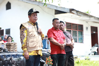 Bupati Radiapoh Hasiholan Sinaga Kunjungi Warga Nagori terdampak Bencana Alam Angin Puting Beliung di Kecamatan Tanah&nbsp;Jawa