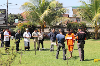 Pembunuhan Selingkuhan Istrinya di Kintamani Tersangka Peragakan 44&nbsp;Adegan