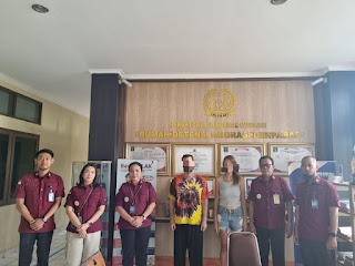 Diduga Gangguan Jiwa WNA Prancis dan Wanita Rusia Terlantar Dideportasi dari&nbsp;Bali