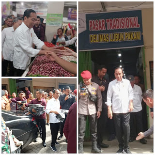 Antusias Masyarakat Menyambut Kunjungan Kerja Presiden RI ( Ir.Joko Widodo ) Ditandai Dengan Bagi Bagi Sembako Dan Kaos Pada&nbsp;Masyarakat.